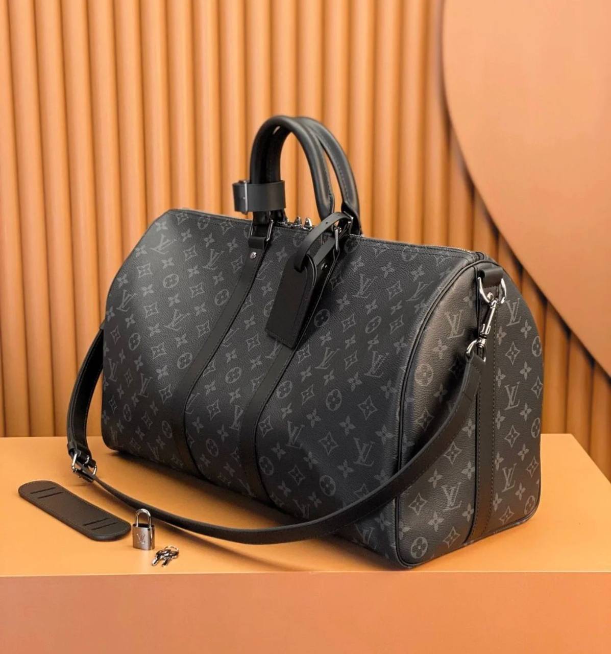 LV

TRAVELLING BAG 

COPY ONE 
 50CM 
150 dhs✅

Zain39
♥️♥️♥️
