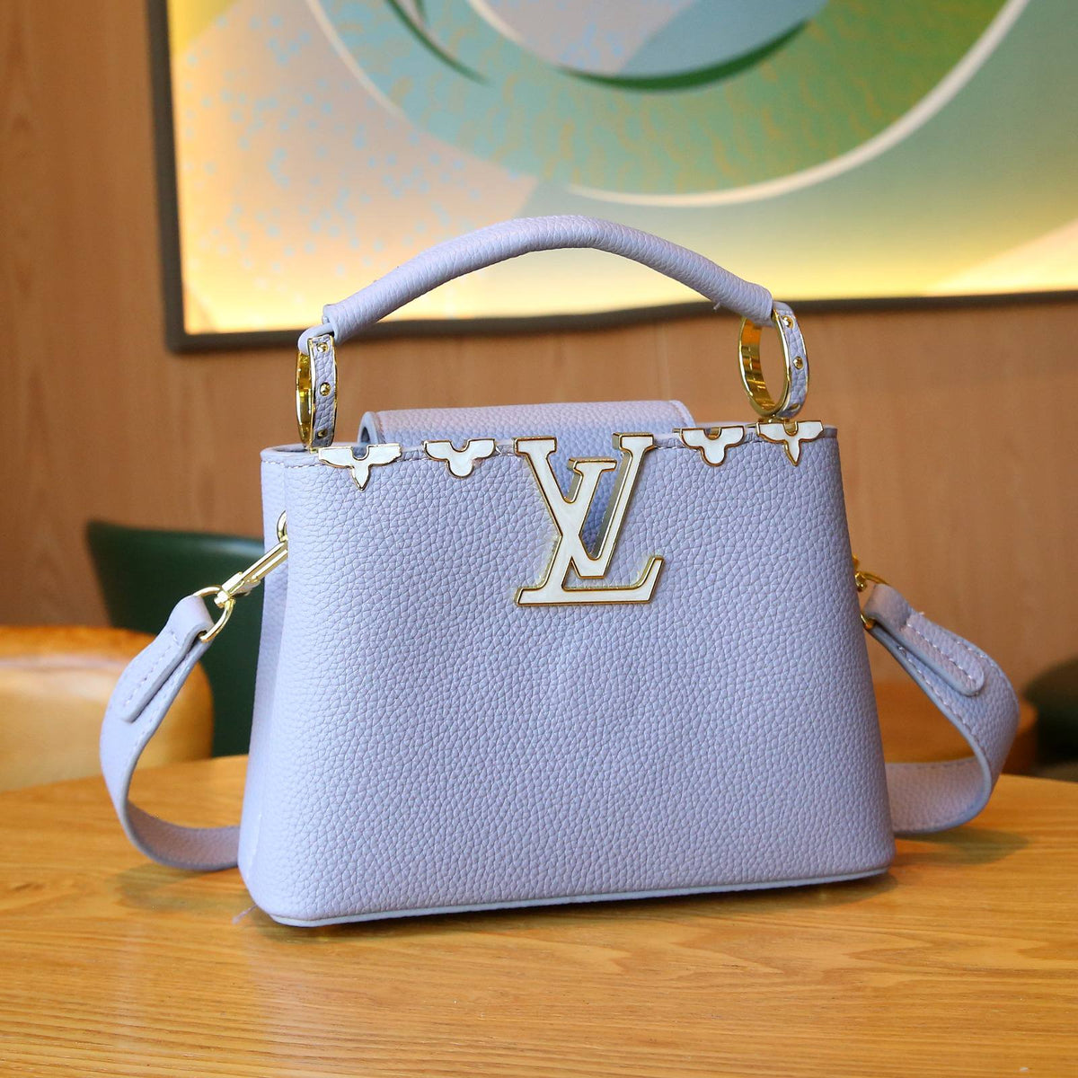 LV

best quality 
with box

 120 dhs🇦🇪🇦🇪

size20CM

Zain290
♥️♥️♥️
