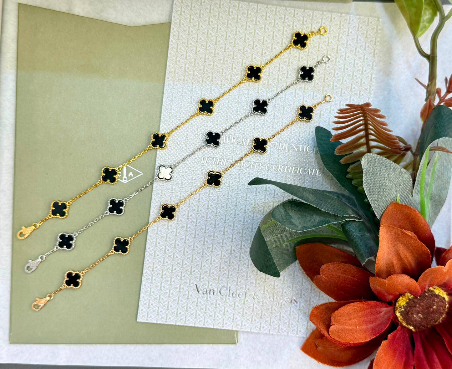 VCA
 *6 Motifs Bracelet* 
*90 dhs🇦🇪🇦🇪*   with  *NORMAL*  Box
*150 dhs🇦🇪🇦🇪* with  *ORIGINAL*  Box

Zain209
♥️♥️♥️