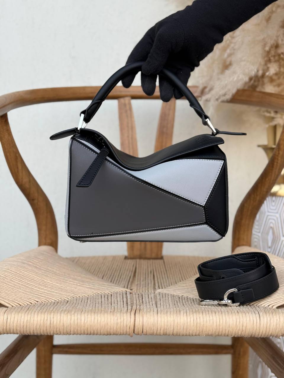 LOEWE
24cm
370 dhs🪙🌨️
Top quality 

With box🎁

Zain167
♥️♥️♥️