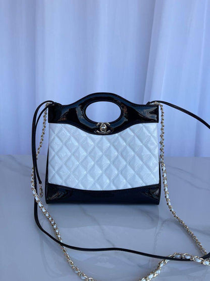 Chanel fragrance case, 
good quality, comes 

with box, 
🎁🎁🎁

size...24* 19 cm 
100 dhs🪙💕

Zain12
♥️♥️♥️