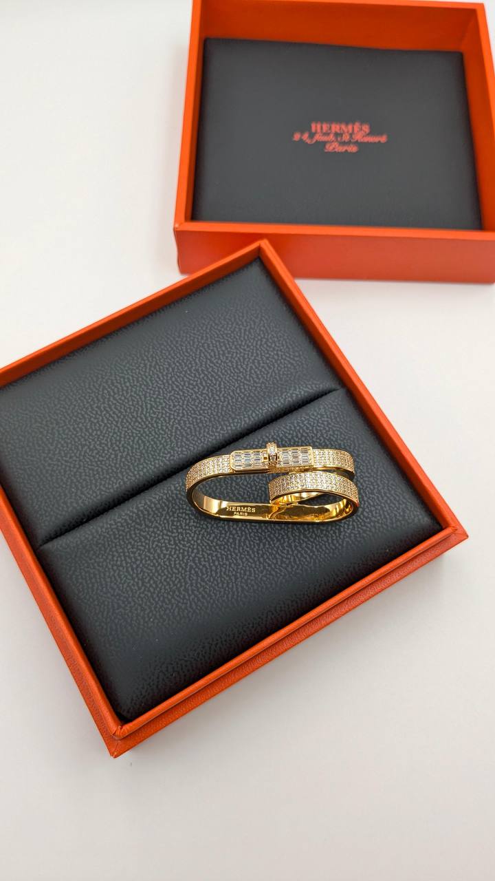 Hermes
*Master Quality* 
*Finger Ring*
85 dhs🪙🌨️ with Normal Box 🎁 
100 dhs🪙🌨️ with Good Box 🎁
120 dhs🪙🌨️ with Master Box 🎁

Zain210
♥️♥️♥️