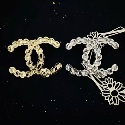 BROOCH🦋*
Good quality 🍁
With black boxes 📦 
20 dhs💓

With normal box 🗃️ 
And paper bag 🛍️
35 dhs💓

Zain216
♥️♥️♥️
