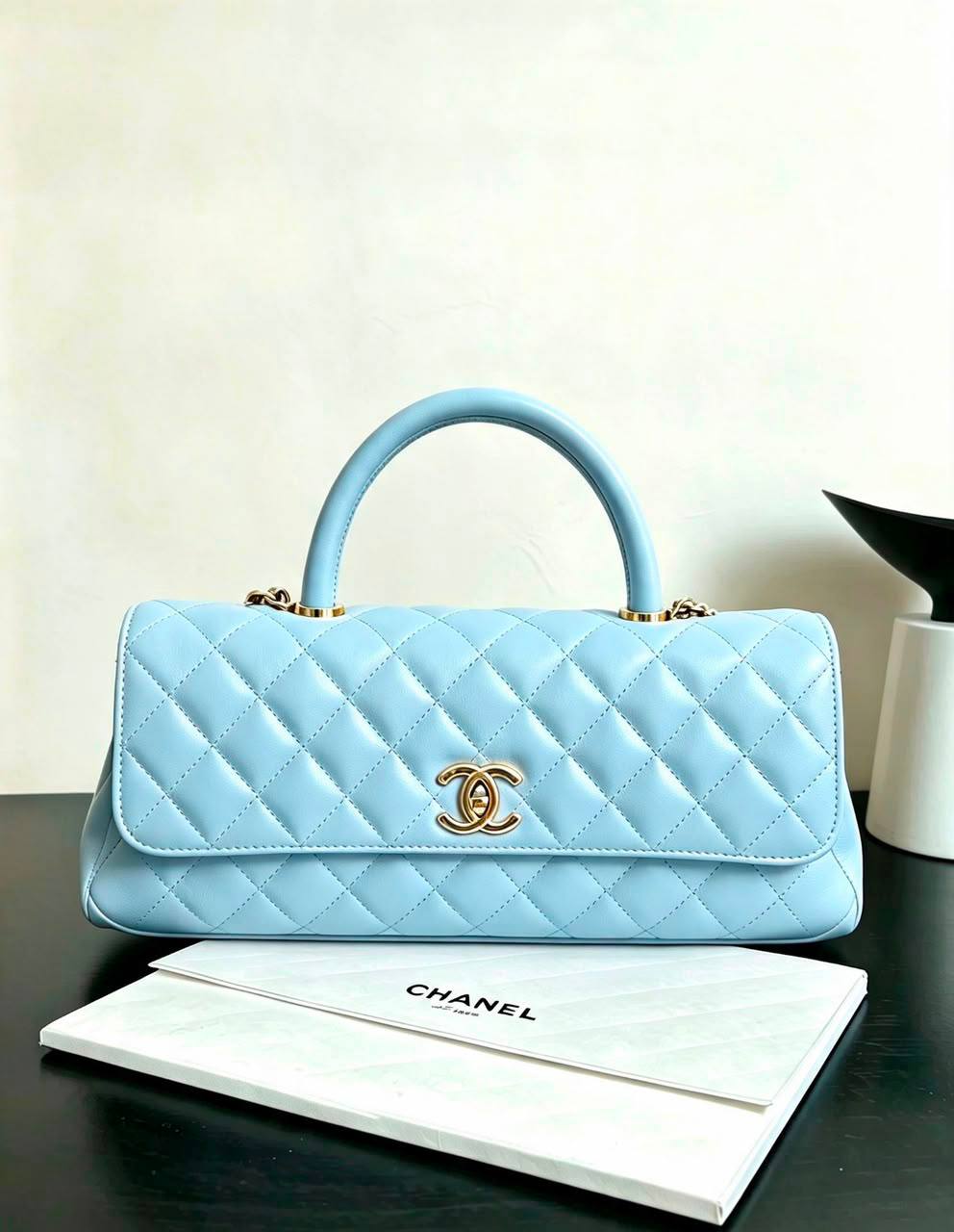Chanel
130 dhs🇦🇪🇦🇪
size：26cm 
High-quality with box

Zain35
♥️♥️♥️