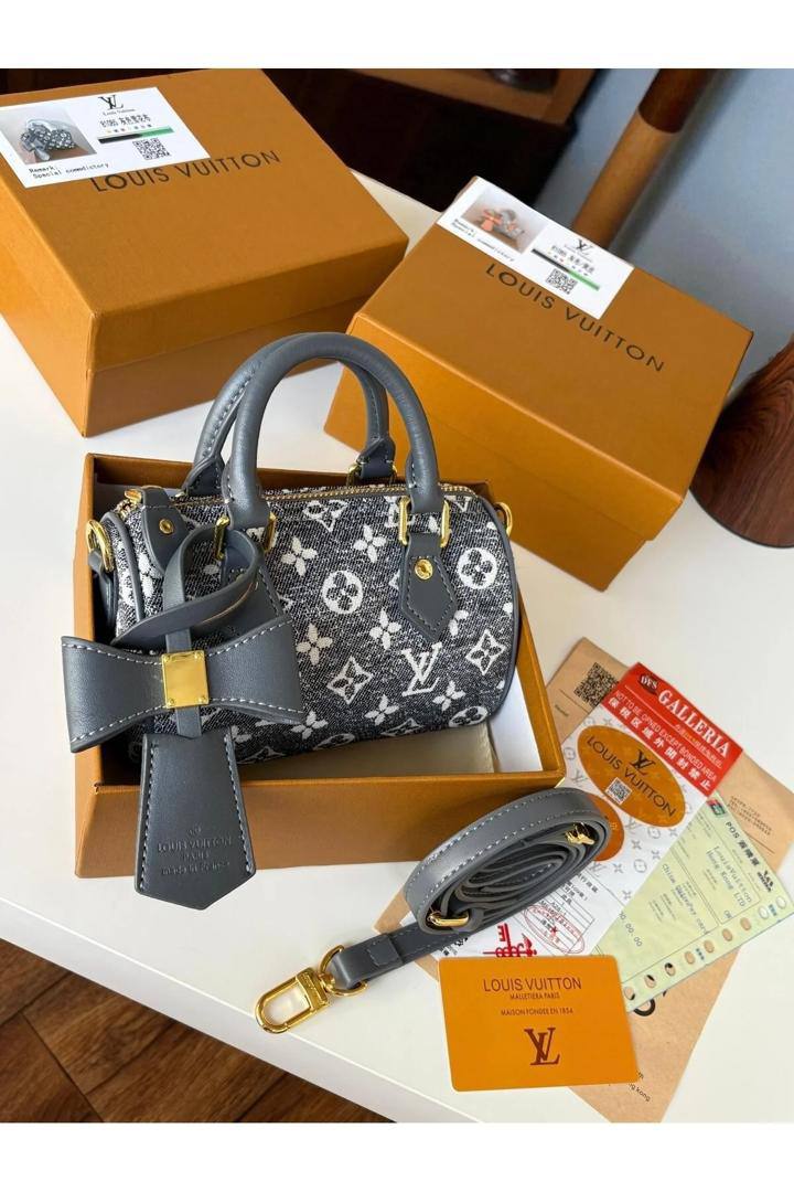 LV
95 dhs✅ 
Good quality 
with box 21cm

Zain26
♥️♥️♥️