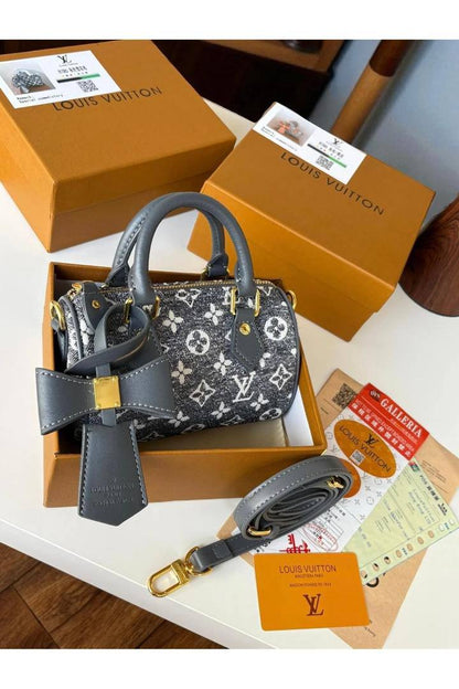 LV
95 dhs✅ 
Good quality 
with box 21cm

Zain26
♥️♥️♥️