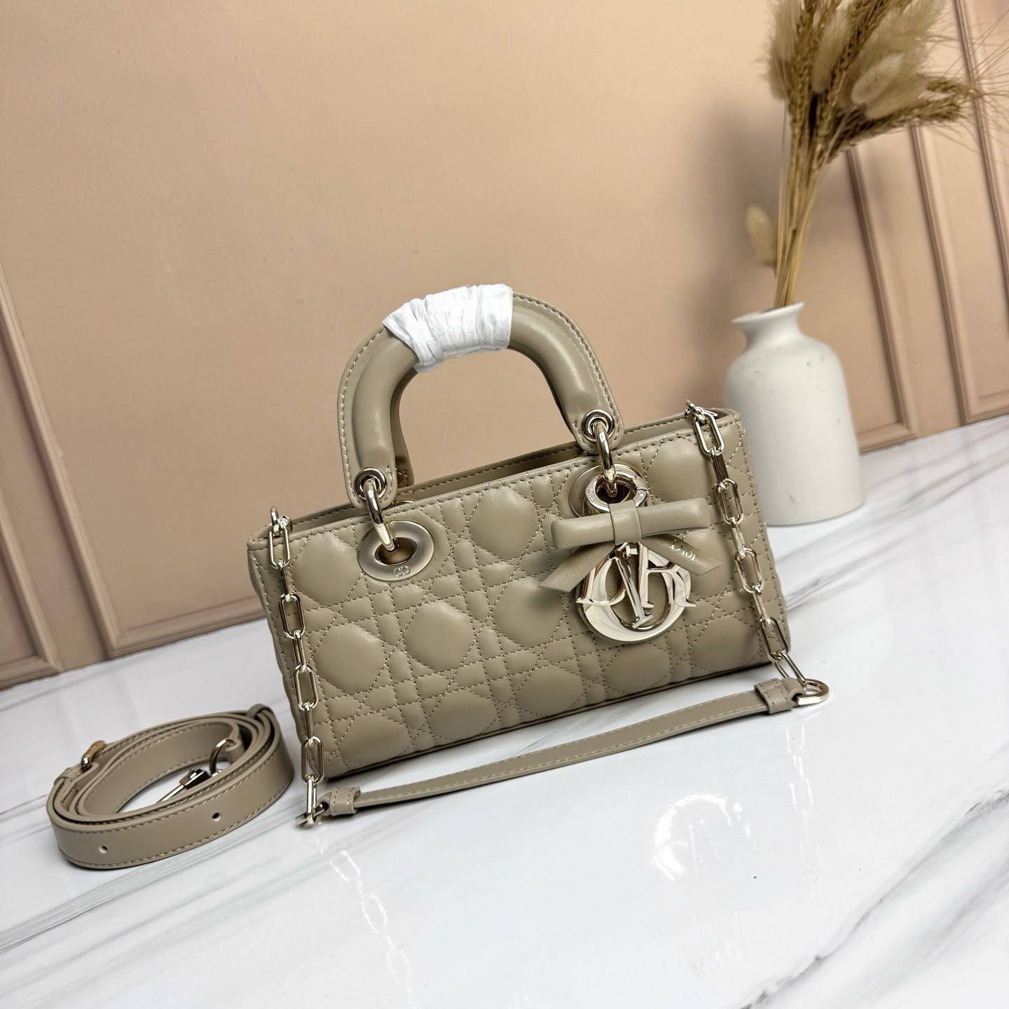 Dior🙋🏻‍♀️💕
Master🌺🌺
22cm🫶🏼🫶🏼 
320 dhs✅

Zain297
♥️♥️♥️