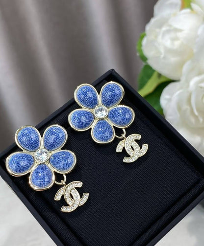 CHANEL ❤️‍🔥*
Necklace 🦋
Earring🍁
Master quality 💯
With normal boxes 📦 
220 dhs💓
With master box 🗃️ 
250 dhs💓

Zain216
♥️♥️♥️