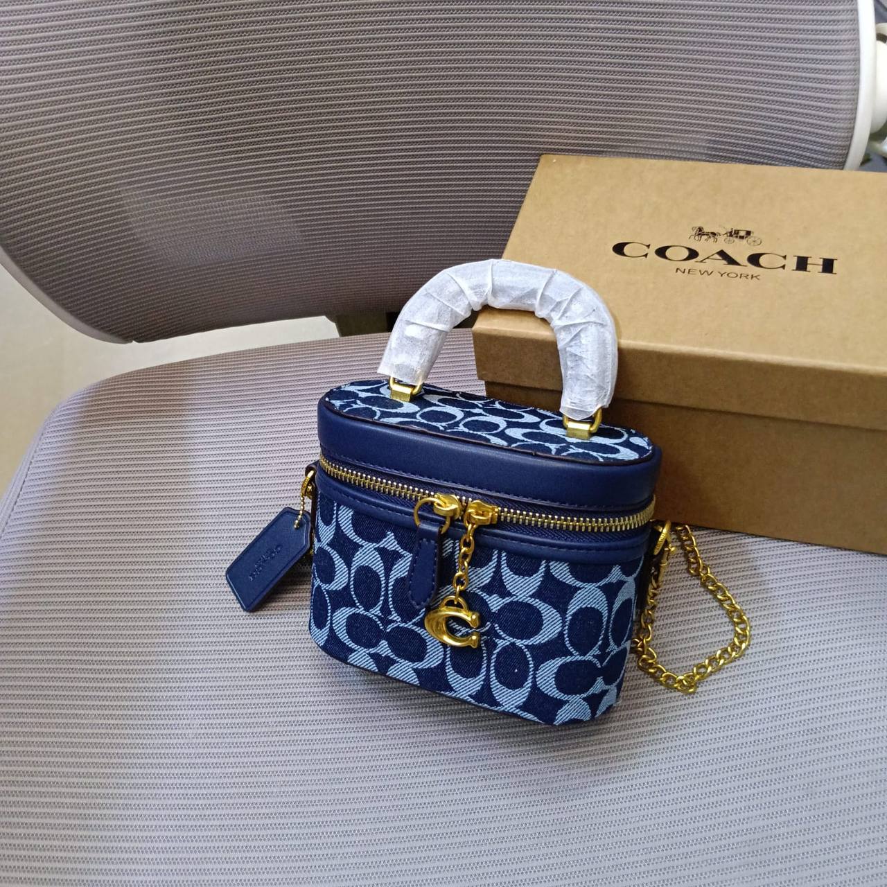 Coach
95 dhs✅
with box
size 15cm
High quality

Zain26
♥️♥️♥️