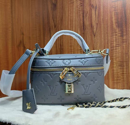 LV

19cm 
with box 
🎁🎁🎁

90 dhs🪙🌨️

Zain219
♥️♥️♥️