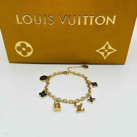 New arrival LV bracelet 
40 dhs🪙🌨️
50 dhs🪙🌨️

with LV box and paperbag
🎁🎁🎁


Zain243
♥️♥️♥️