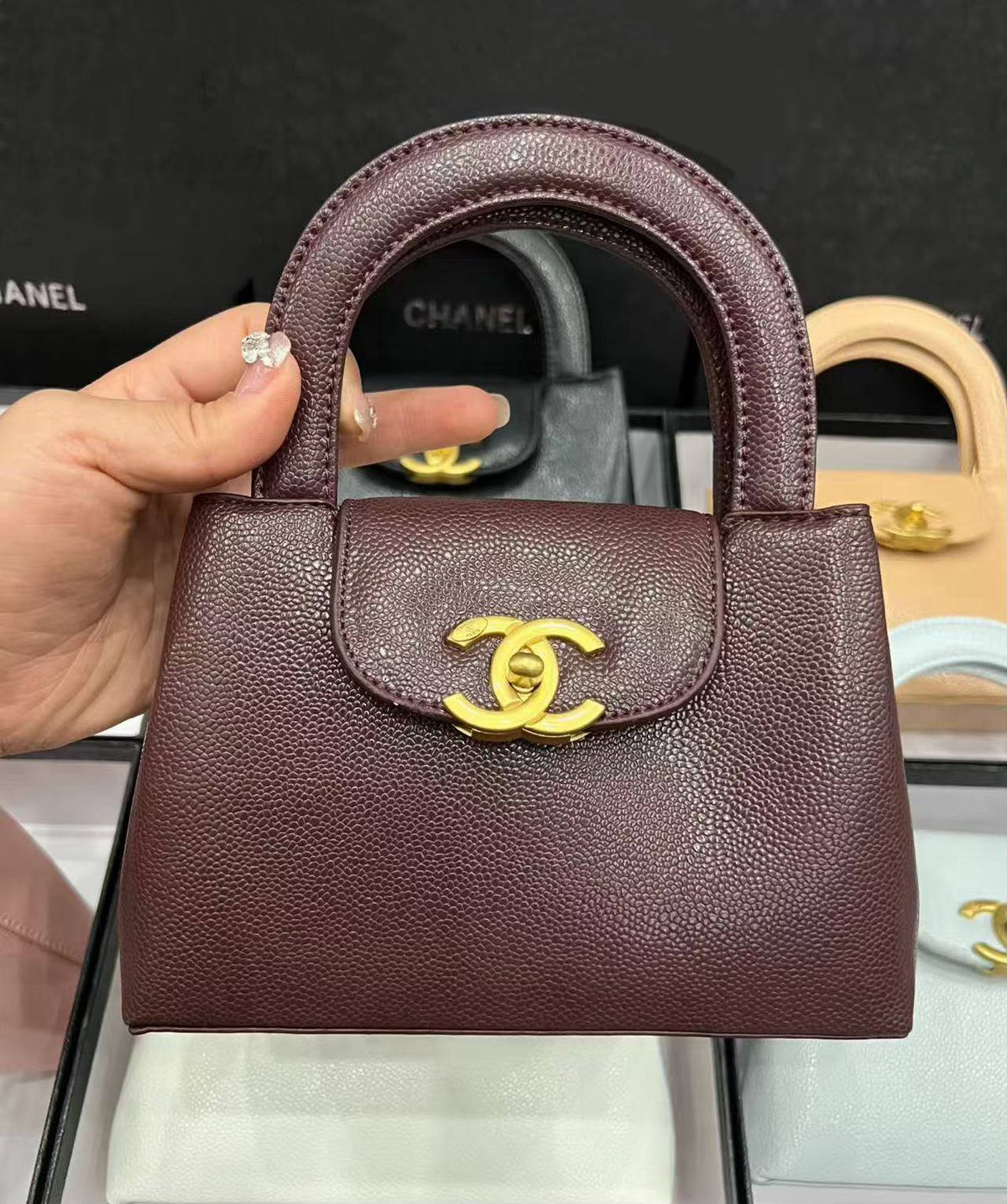 CHANEL

 NEW CAME 

GOOD QUALITY 

WITH BOX 

100 dhs🇦🇪🇦🇪

Zain295
Zain39
♥️♥️♥️
