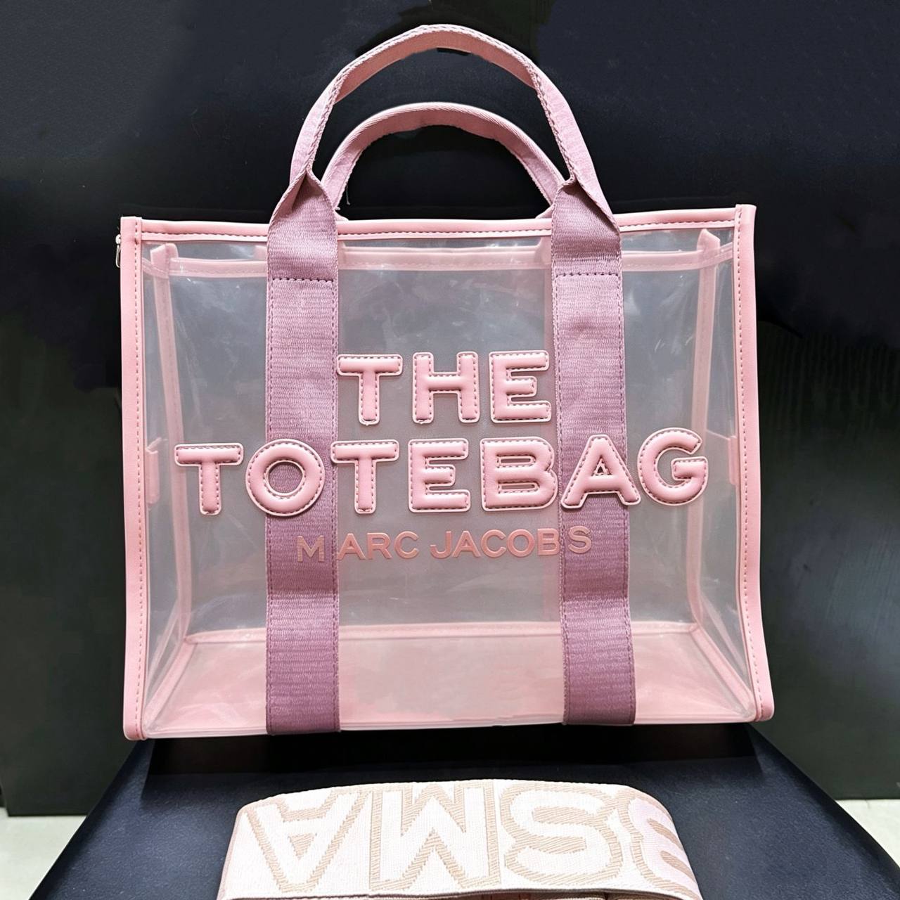 MARC JACOBS 
THE TOTE BAG  
BEACH BAG 
HIGH QUALITY 
110 dhs✅

Zain39
♥️♥️♥️