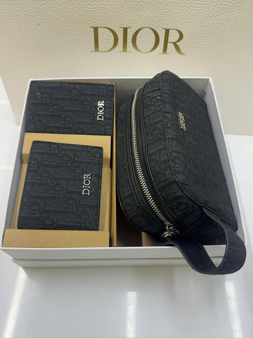 Set 

95 DHS🪙🌨️

WITHBOX AND PAPER BAG 💼
🎁🎁🎁

Zain40
♥️♥️♥️