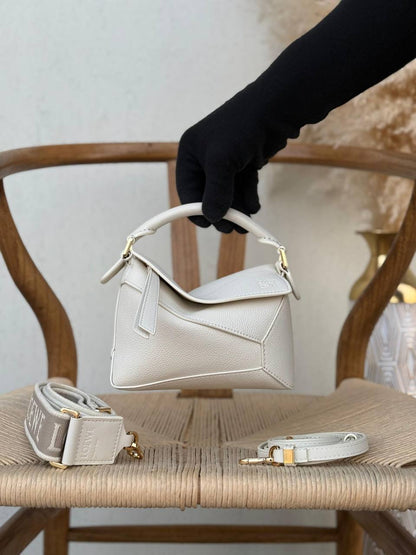 LOEWE

18cm

340 dhs🪙🌨️
Top quality 

With box🎁

Zain167
♥️♥️♥️