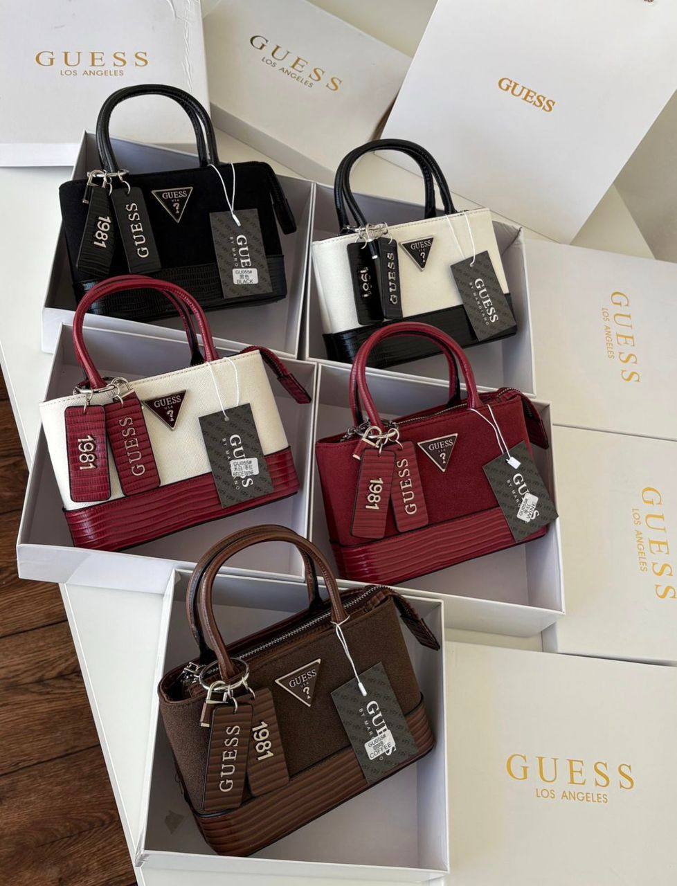 Prada
95 dhs🪙🌨️
size：22cm
Good quality 


with box
🎁🎁🎁

Zain35
♥️♥️♥️