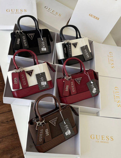 Prada
95 dhs🪙🌨️
size：22cm
Good quality 


with box
🎁🎁🎁

Zain35
♥️♥️♥️