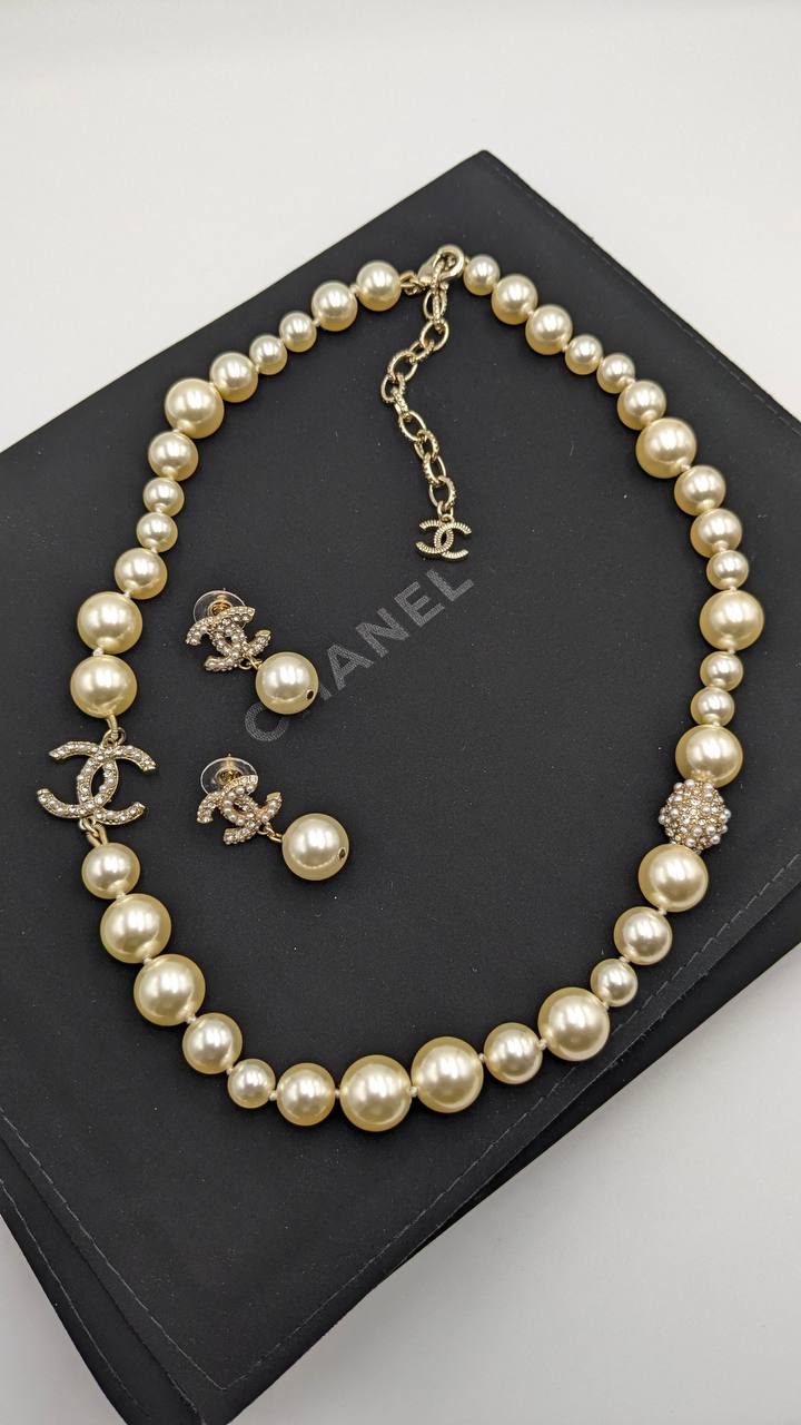 Chanel
*Master Quality* 
*Necklace & Earrings*
180 dhs✅ with Normal Box 🎁 
230 dhs✅ with Good Box 🎁
250 dhs✅ with Master Box 🎁

Zain210
♥️♥️♥️