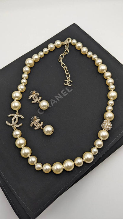 Chanel
*Master Quality* 
*Necklace & Earrings*
180 dhs✅ with Normal Box 🎁 
230 dhs✅ with Good Box 🎁
250 dhs✅ with Master Box 🎁

Zain210
♥️♥️♥️