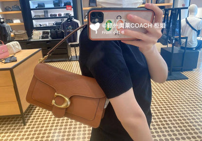 Coach
good quality, 

comes with box, 
🎁🎁🎁

size...25 *15 cm 

95 dhs💓

Zain12
♥️♥️♥️
