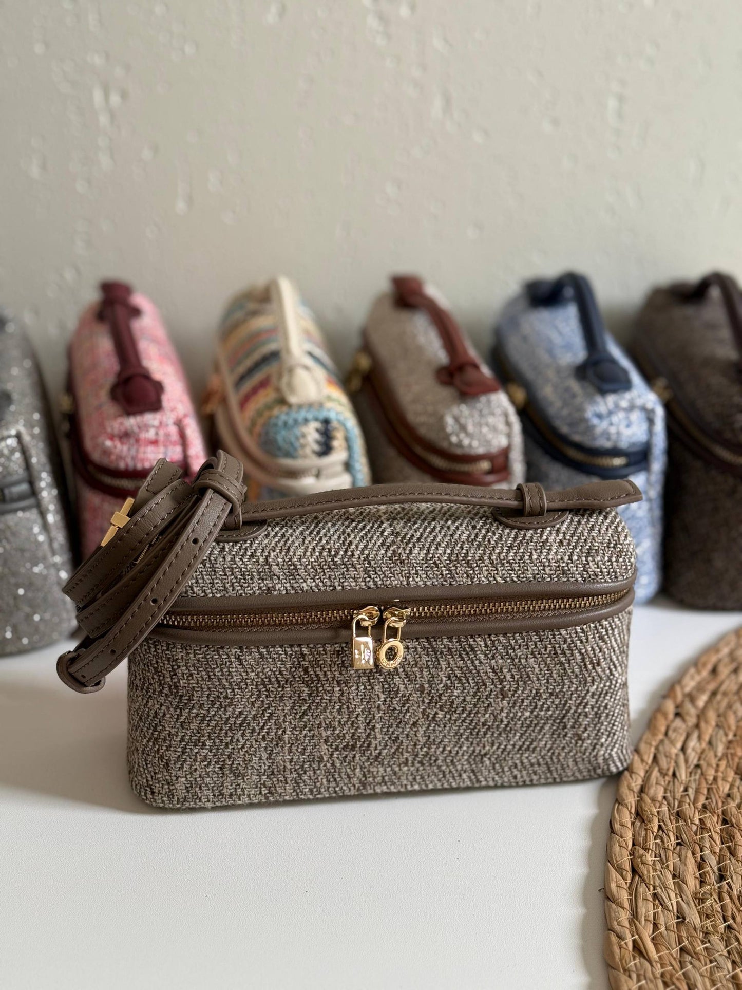 LORO PIANA
20cm
350 dhs❣️
Top quality 
With box🎁

Zain167
♥️♥️♥️