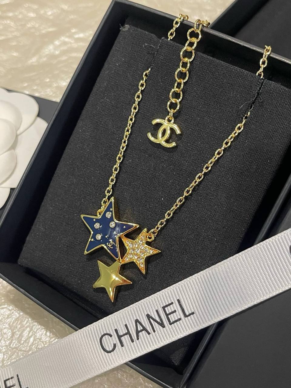 CHANEL❤️‍🔥*
Necklace ✨
Master quality 💯
With normal boxes 🗃️ 
55 dhs💓
With master box 📦 
80 dhs💓

Zain216
♥️♥️♥️