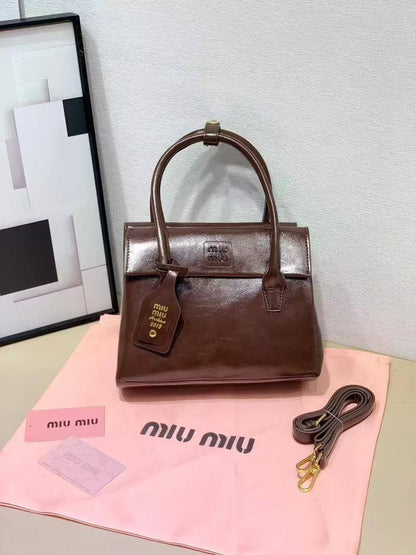 Miu miu

Good  QUALITY 

SIZE：25×10×17cm
100 dhs🇦🇪🇦🇪

Zain04
♥️♥️♥️