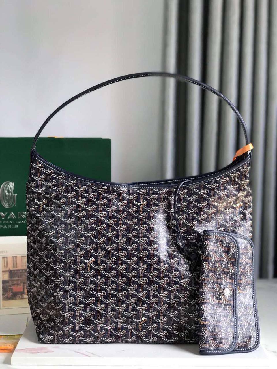 Goyard🙋🏻‍♀️💕
Master🌺🌺
34cm🫶🏼🫶🏼 
240 dhs💓

Zain297
♥️♥️♥️