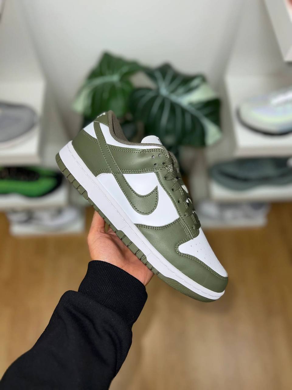 Dunk Low 
Size 36-46 
140 dhs🪙🌨️

Zain232
♥️♥️♥️