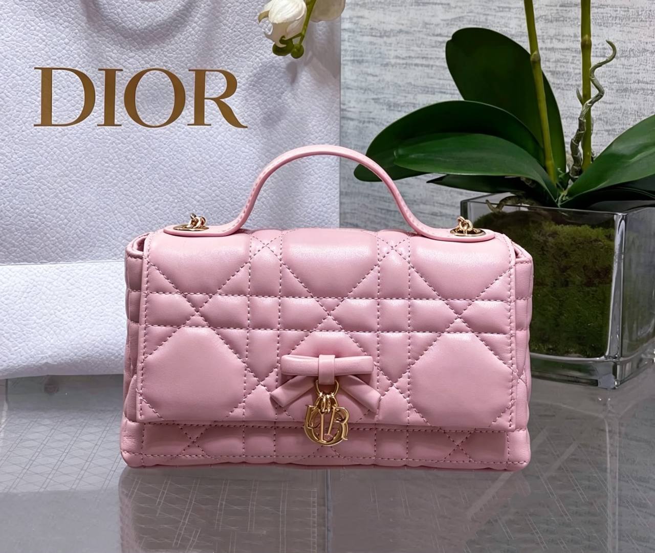 DIOR 
HIGH QUALITY 
WITH BOX  
🎁🎁🎁

120 DHS✅

Zain295
♥️♥️♥️