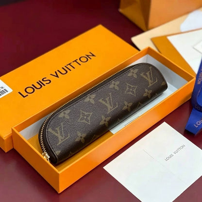 LOUIS VUITTON 

PEN BAG 

NEW CAME 
GOOD QUALITY 
WITH BOX 

55 dhs🇦🇪🇦🇪

Zain295
♥️♥️♥️