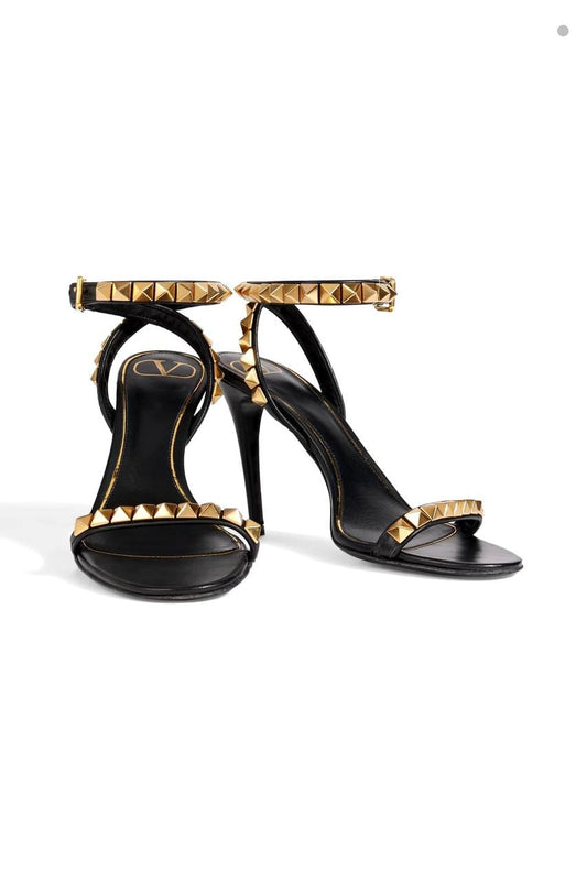VALENTINO 
☘️ *SIZE  36  to 41 ☘️                                                                                                       
230 dhs🇦🇪

Zain224
♥️♥️♥️