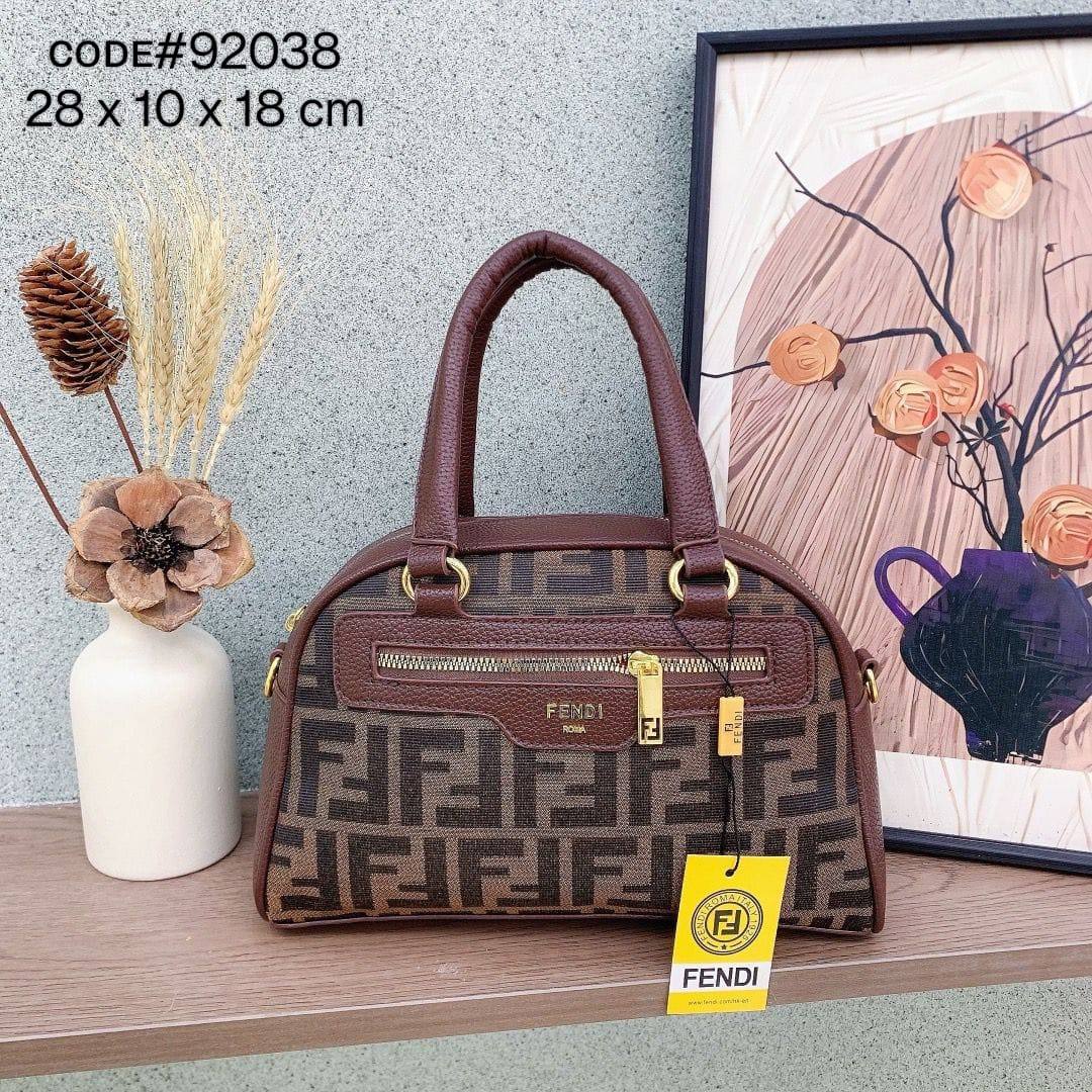 FENDI  ᴢᴜᴄᴄᴀ ᴛᴏᴘ ʜᴀɴᴅ
ғғ ᴊᴀᴄǫᴜᴀʀᴅ ᴄᴀɴᴠᴀs  ᴀɴᴅ 
ᴍᴀᴛᴛᴇ ʟᴇᴀᴛʜᴇʀ ᴍᴀᴛᴇʀɪᴀʟ
ɢᴏʟᴅ ʜᴀʀᴅᴡᴀʀᴇ
ᴡɪᴛʜ ʟᴏɴɢ ʙᴇʟᴛ sᴛʀᴀᴘ
sɪᴢᴇ : 28 cm

75 dhs💓

Zain31
♥️♥️♥️