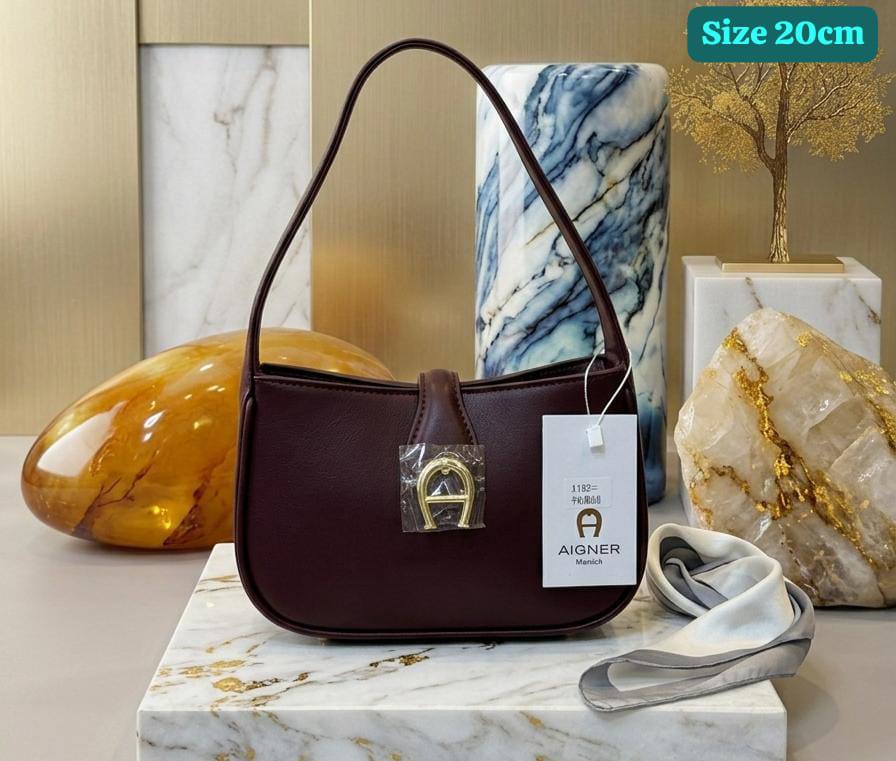 Aigner
Good quality 
with box 
🎁🎁🎁

90 dhs✅

Zain186
♥️♥️♥️