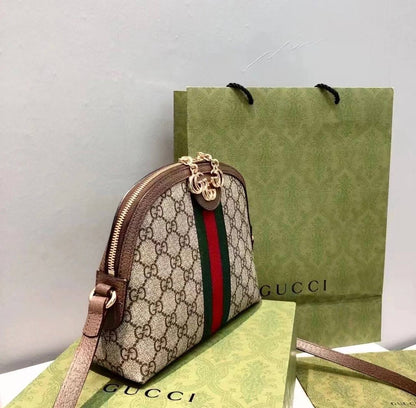 BOTTEGA
 NEW  CAME GOOD QUALITY 
WITH BOX 🎁🎁🎁

90 dhs✅

Zain39
♥️♥️♥️
