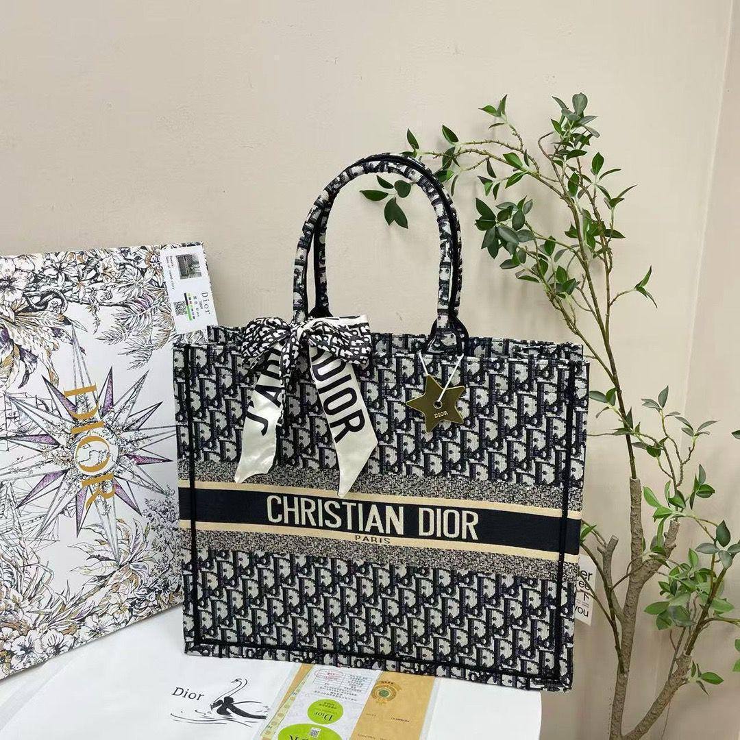Dior
42*35*15.5cm

With start and scarf 

With box 
🎁🎁🎁

120 dhs🪙

Zain17
♥️♥️♥️