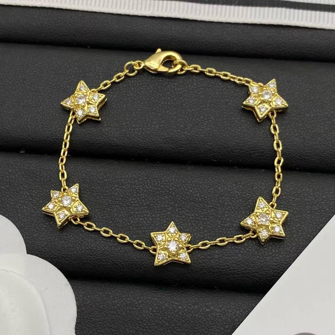 BRACELET 
MASTER💫✨
55 DHS✅
WITH BOX AND PAPER BAG🎁🛍️

Zain89
♥️♥️♥️