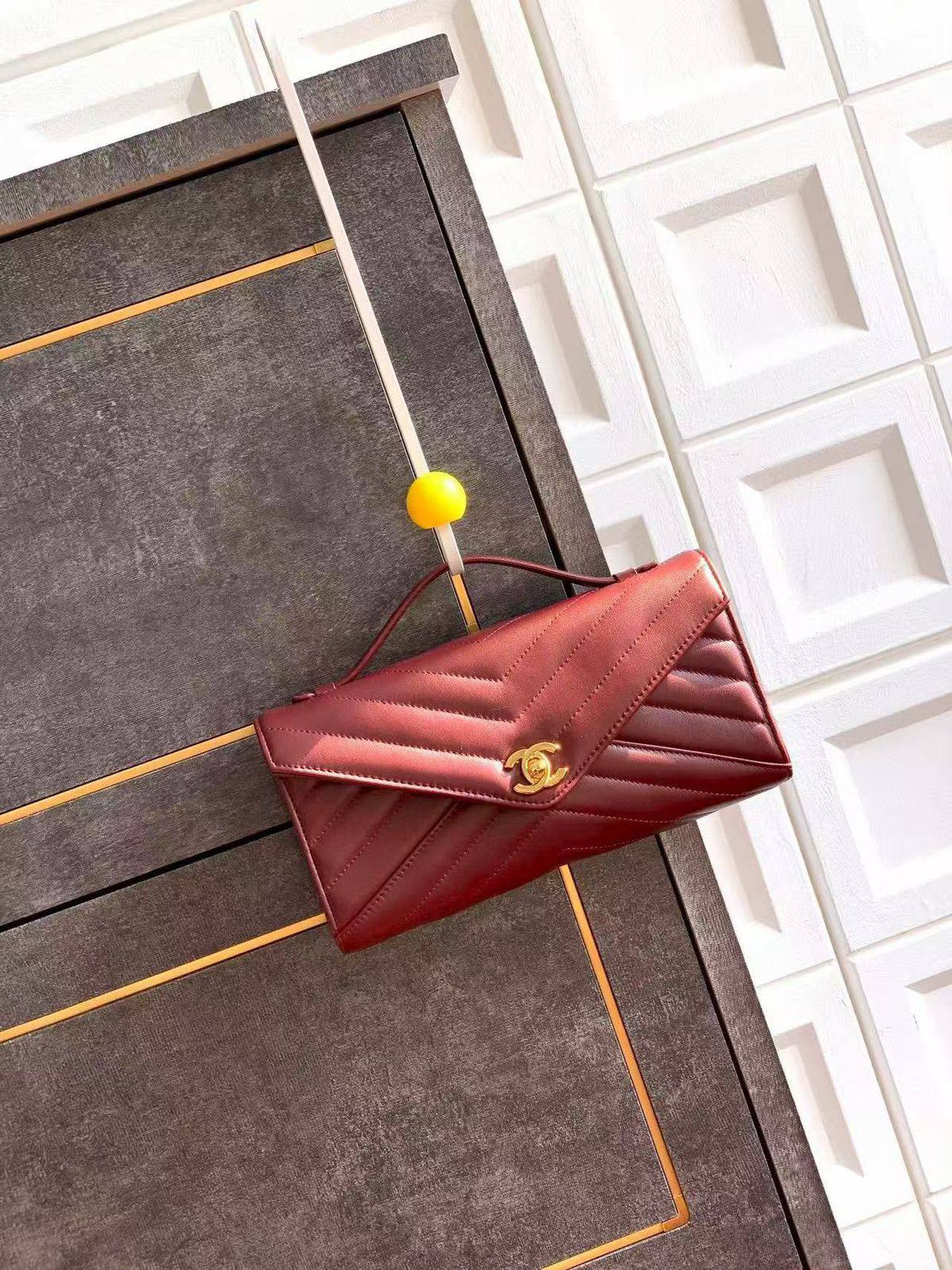CHANEL 
270 dhs❣️

#with box
🎁🎁🎁

#25cm❤️💕🥳

Zain228
♥️♥️♥️