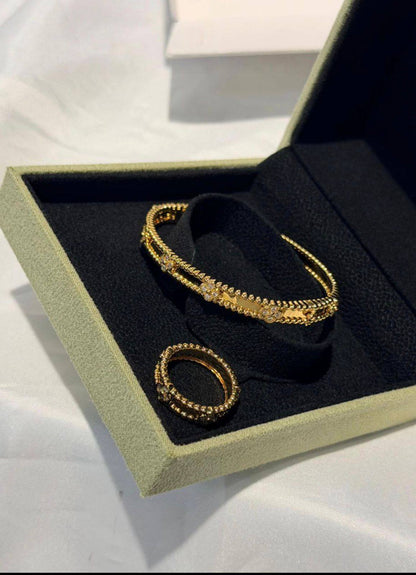 VCA 
Bangle 🦋
Ring 💍 size available 👇
6,7,8,9
Master quality 💯
With normal boxes 📦 
130 dhs🇦🇪🇦🇪

With master box 📦 
180 dhs🇦🇪🇦🇪

Zain216
♥️♥️♥️