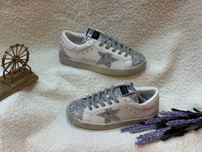 New. Golden gooes

   Size  .  36to 41

130 dhs🪙🌨️

Zain80
♥️♥️♥️