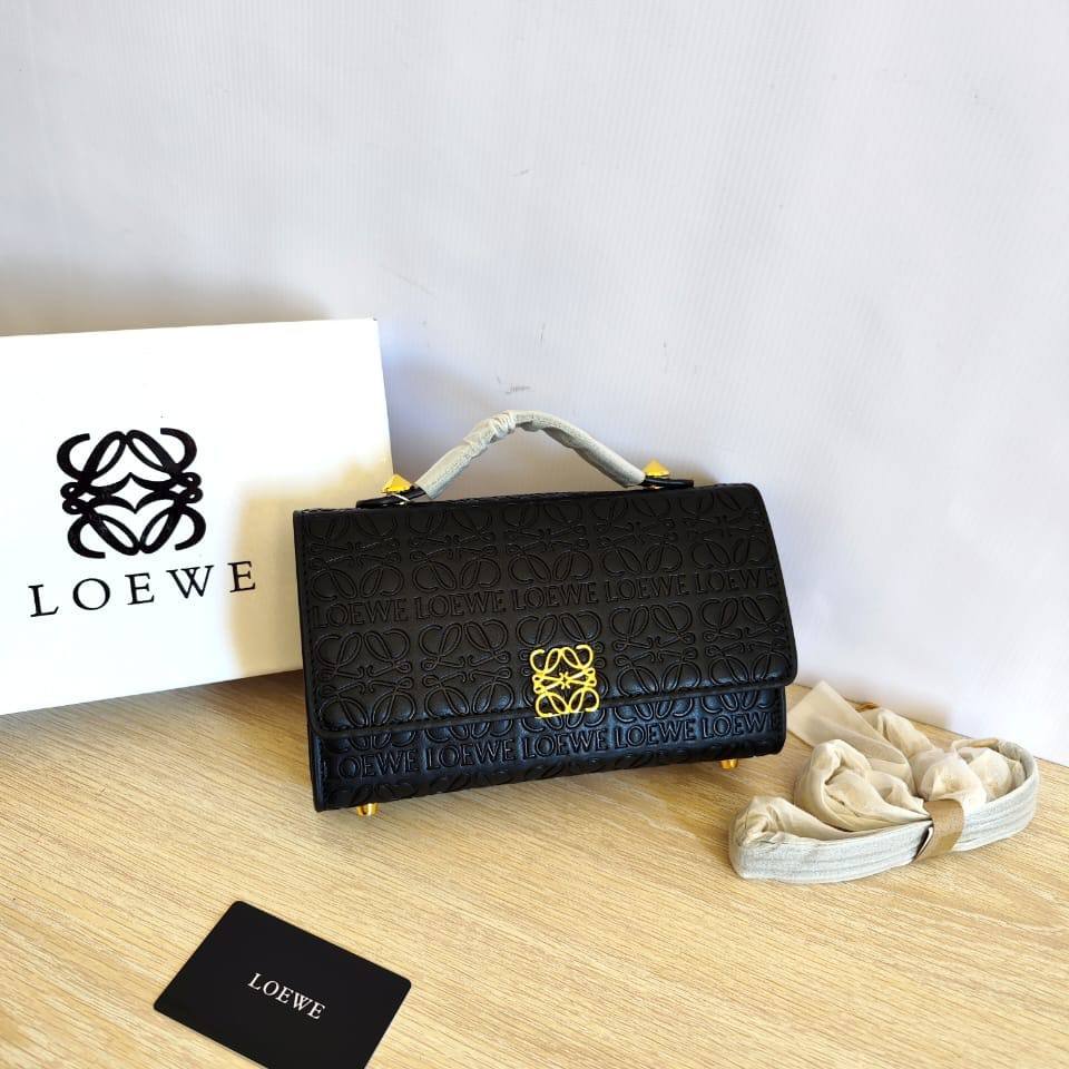 Fendi - Prada - CH - YSL - MK
100 dhs🇦🇪🇦🇪
with box
size 22cm

Zain26
♥️♥️♥️