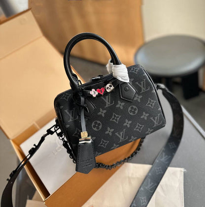 LV
HIGH QUALITY 
WITH BOX 🎁

120 dhs✅

Zain39
♥️♥️♥️