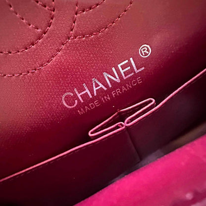 CHANEL 
 HIGH QUALITY 
WITH FOLDING BOX 
130 dhs💓

Zain17
♥️♥️♥️