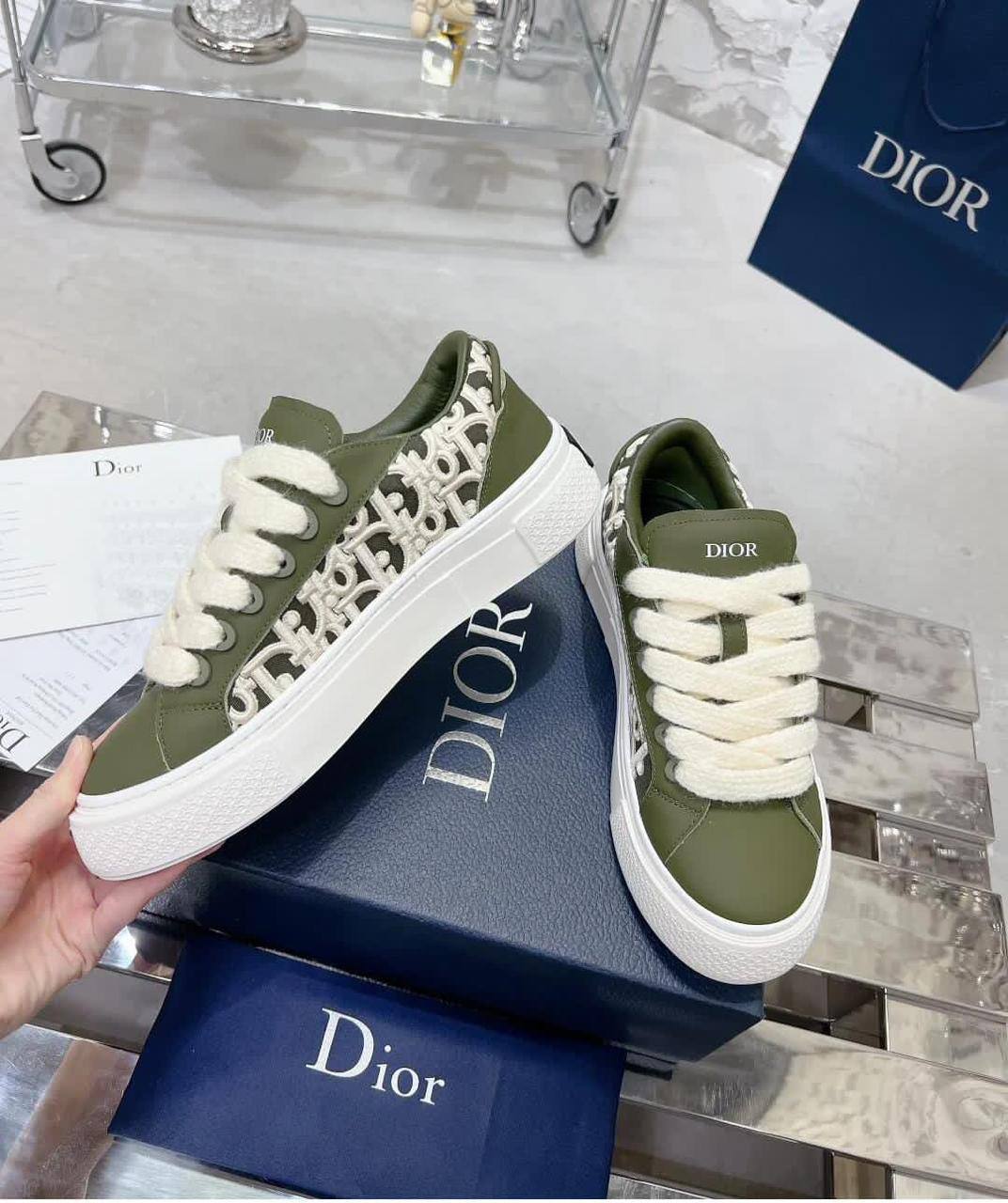 DIOR SHOES 
GOOD QUALITY 
Size 36 TO 41 
110 dhs🪙🌨️

Zain40
♥️♥️♥️