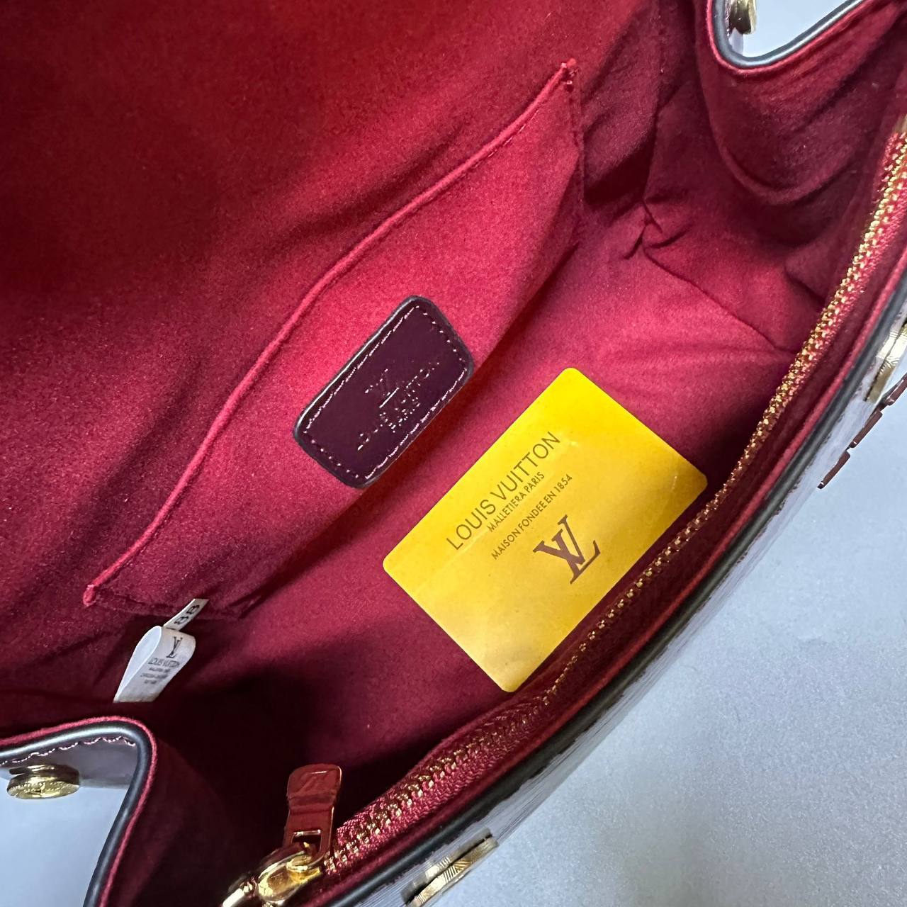 LV
GOOD QUALITY 
95 dhs✅
SIZE: 20cm

Zain39
♥️♥️♥️