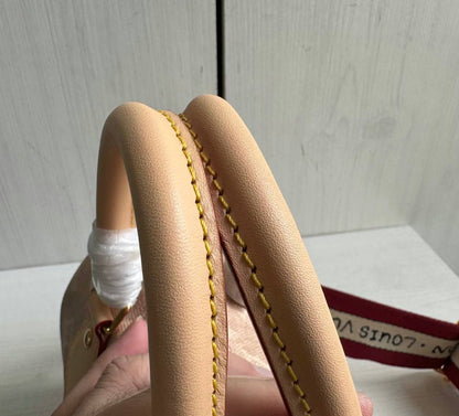 NEW✨LV✨
SUPER MASTER QUALITY🫶
WITH FULL PACKAGING🎁
SIZE::✨20CM✨
1150 dhs🪙💚

Zain254
♥️♥️♥️