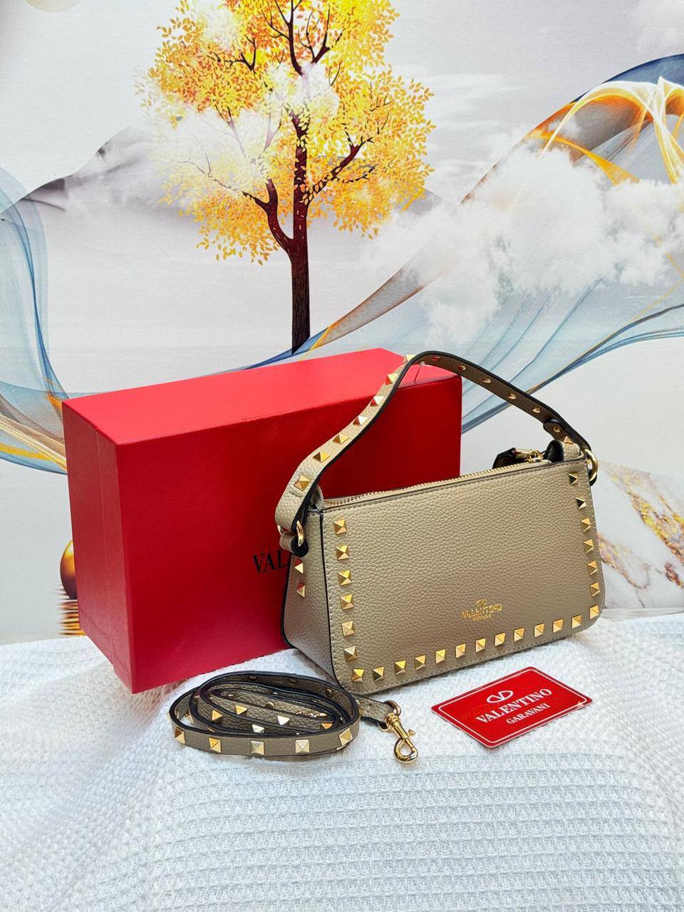 Valentino
Best quality
With box’s
🎁🎁🎁

115 dhs❣️
size 21cm

Zain158
♥️♥️♥️