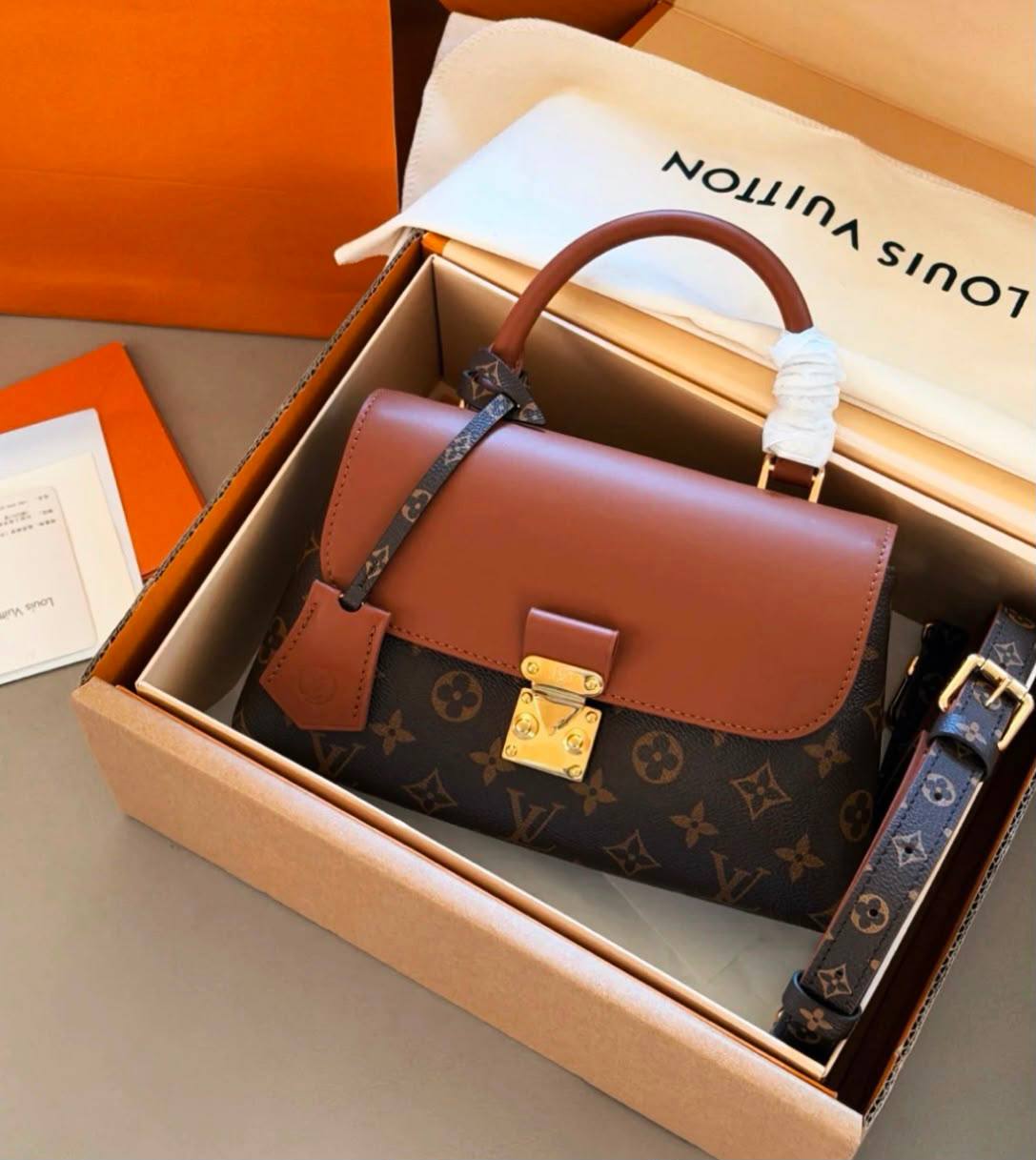 LV
GOOD QUALITY 
WITH BOX 
110 dhs🇦🇪🇦🇪

Zain295
♥️♥️♥️