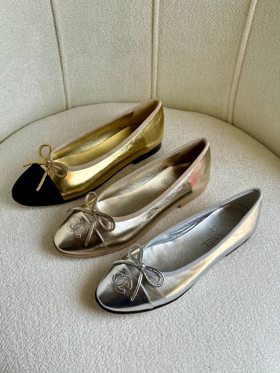 Chanel
Super *AAA* *+* Quality 💯 
With original packing🎁🎁
SIZE:36and42
Available now
450 dhs💓

Zain309
♥️♥️♥️