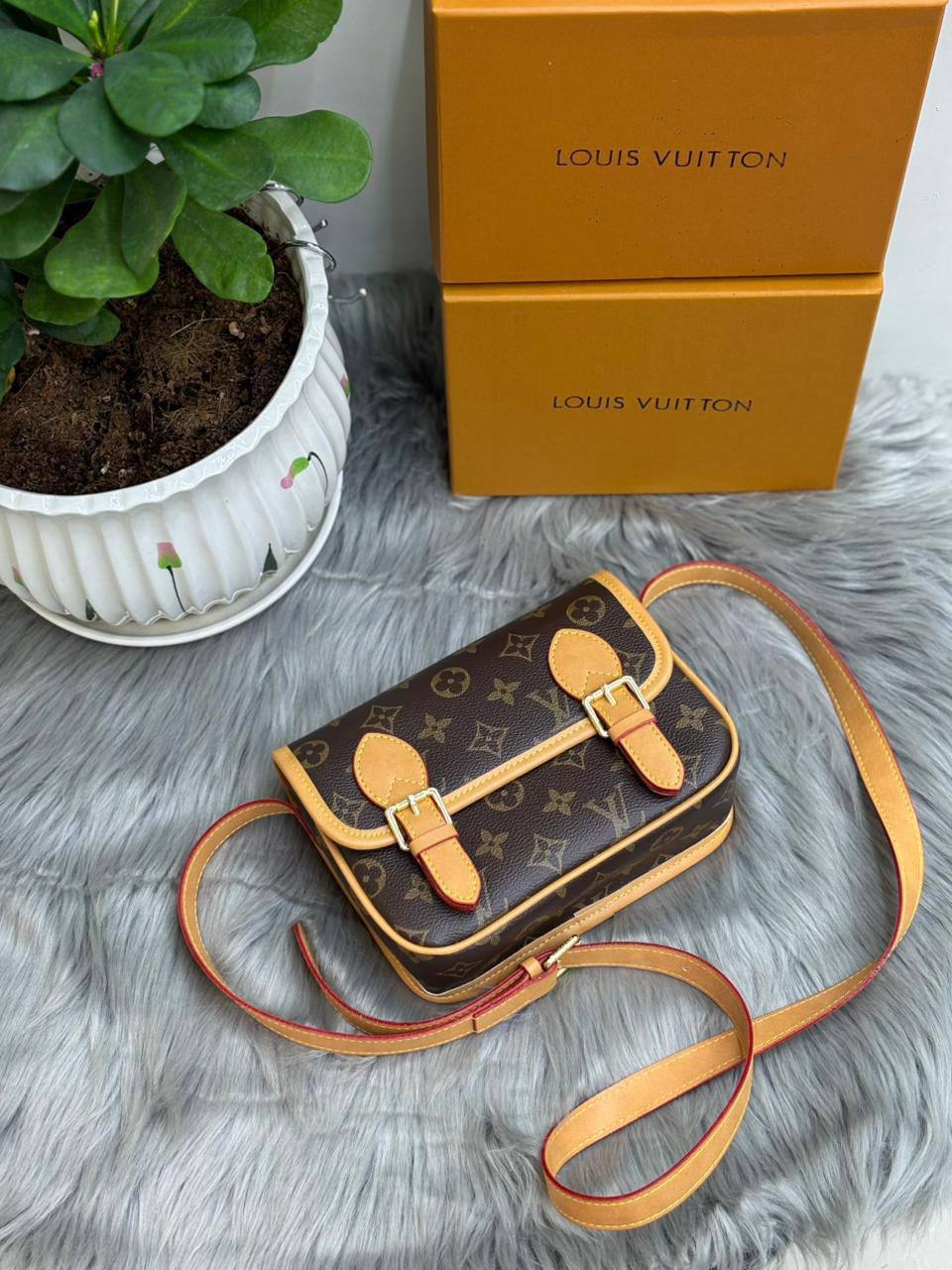 LV
SIZE  ………19.5CM 🥰

85 dhs❣️

with BOX🌷

Zain224
♥️♥️♥️